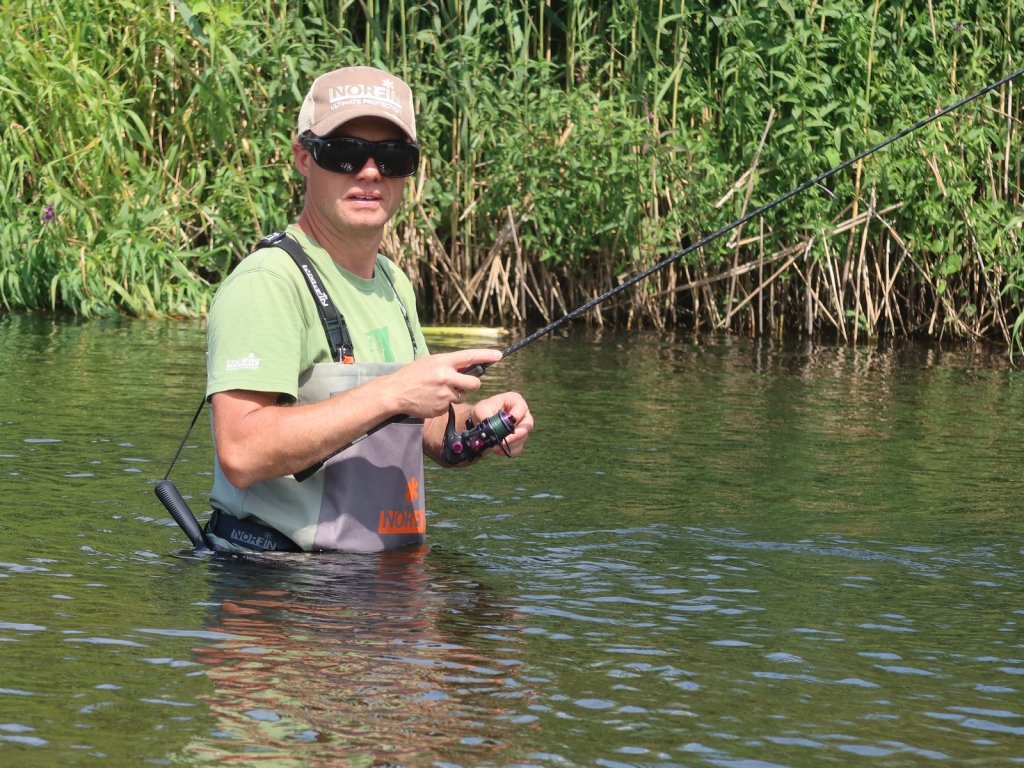 Ловля взабродку на реке