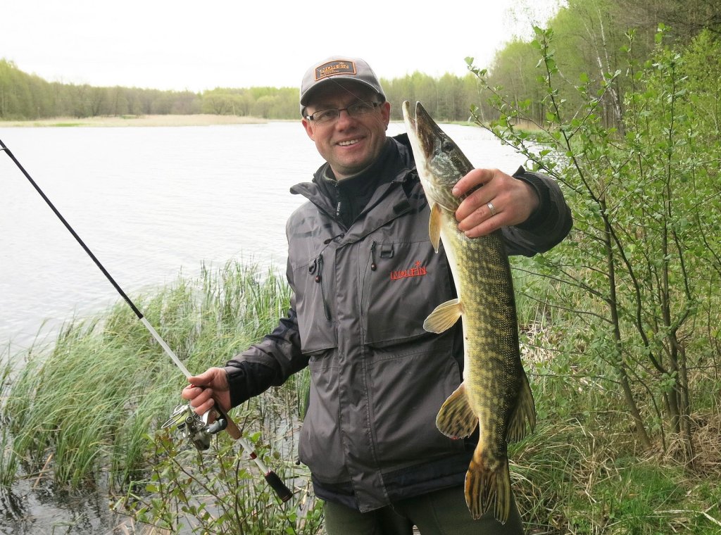 Валерий Сикиржицкий держит щуку