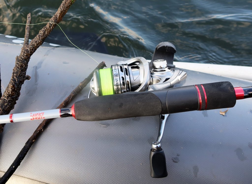 Спиннинг с катушкой на борту лодку