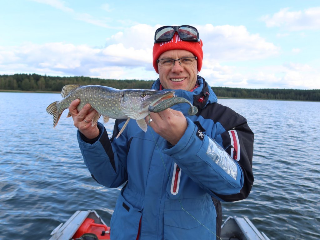 Щука в руках у Валерия Сикиржицкого
