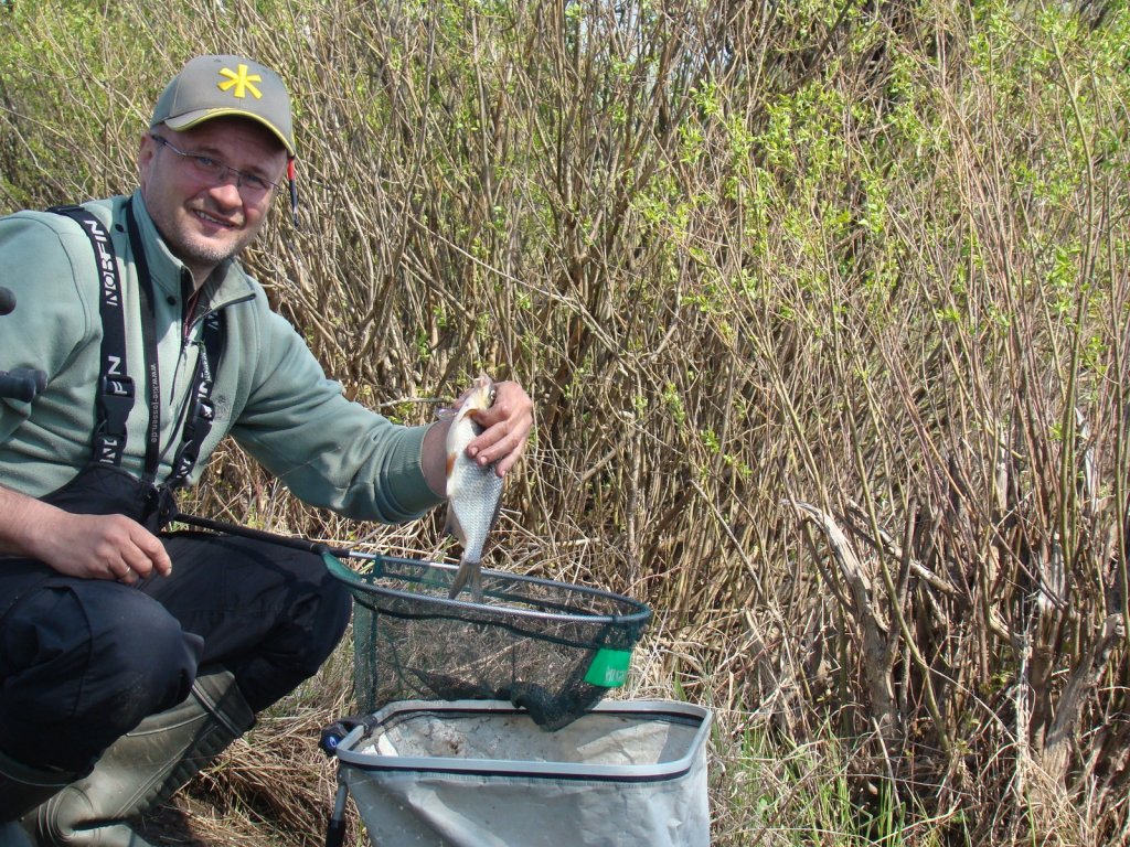 Рыболов с пойманной густерой весной