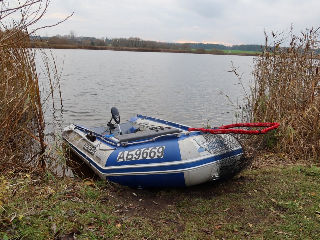 Лодка на берегу небольшого водоёма
