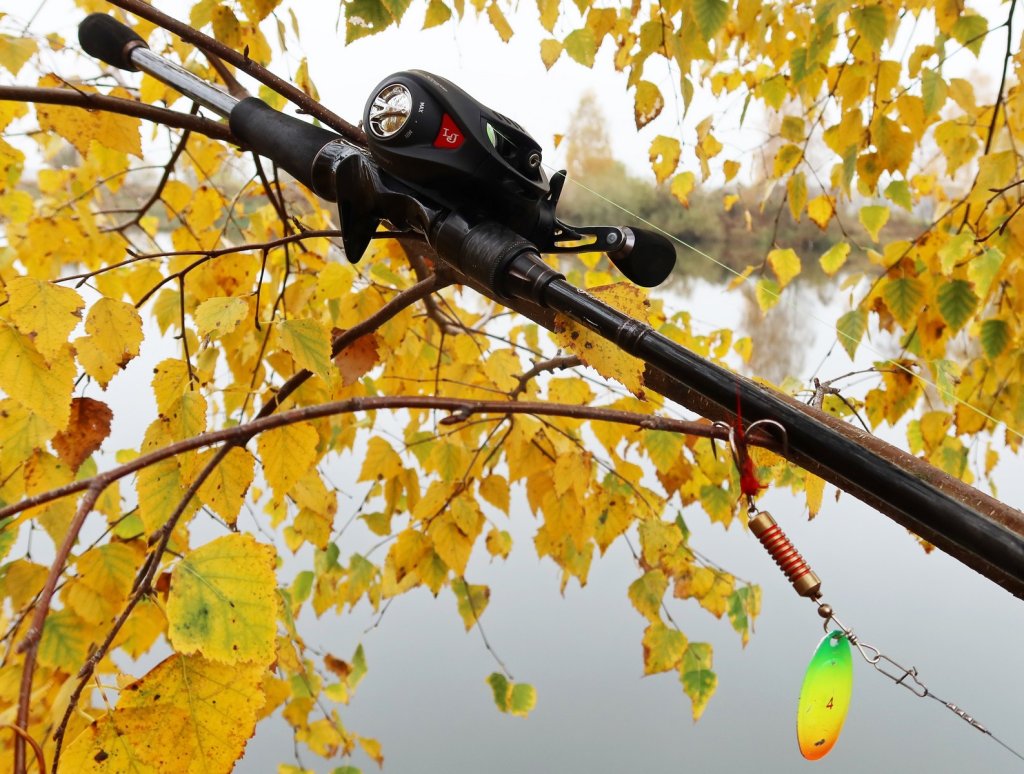 Кастинговая снасть с вращающейся блесной