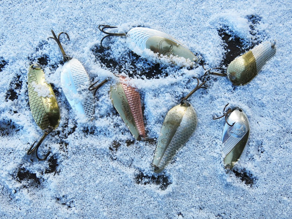 Колеблющиеся блёсны лежат в снегу