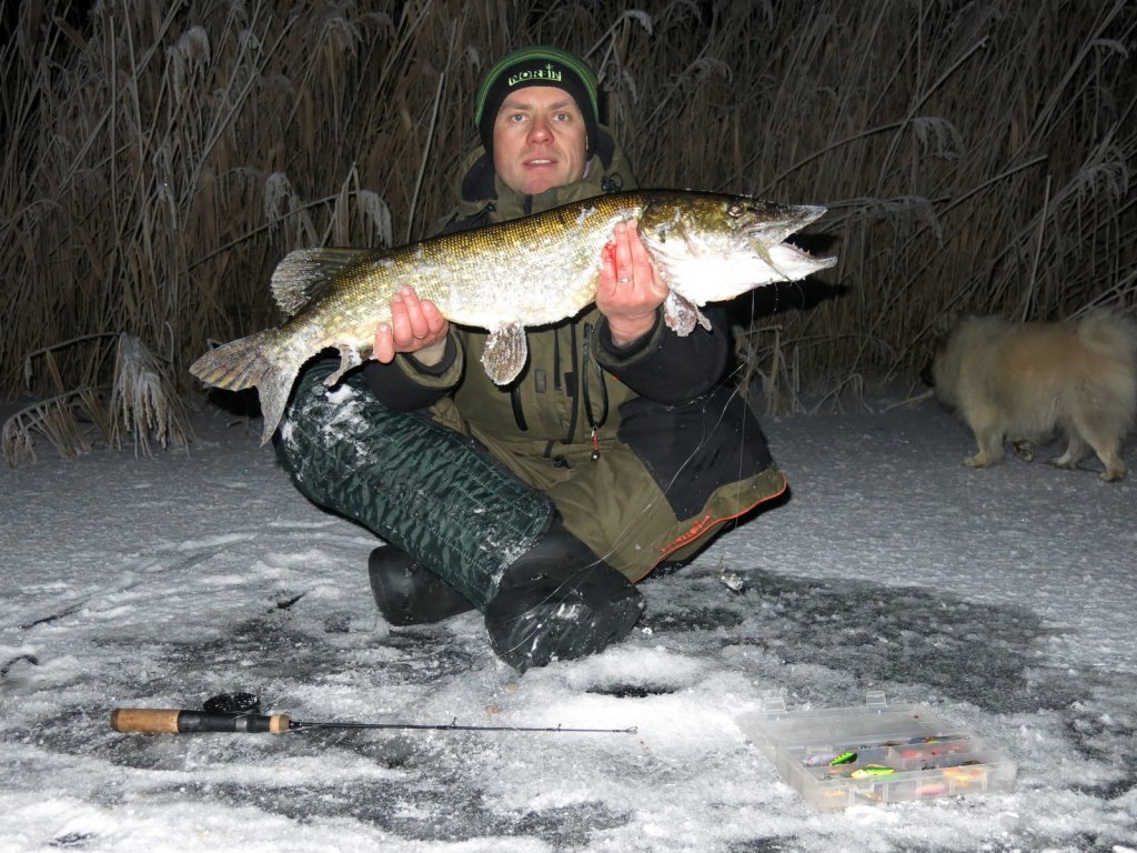 Валерий Сикиржицкий со щукой вечером на льду