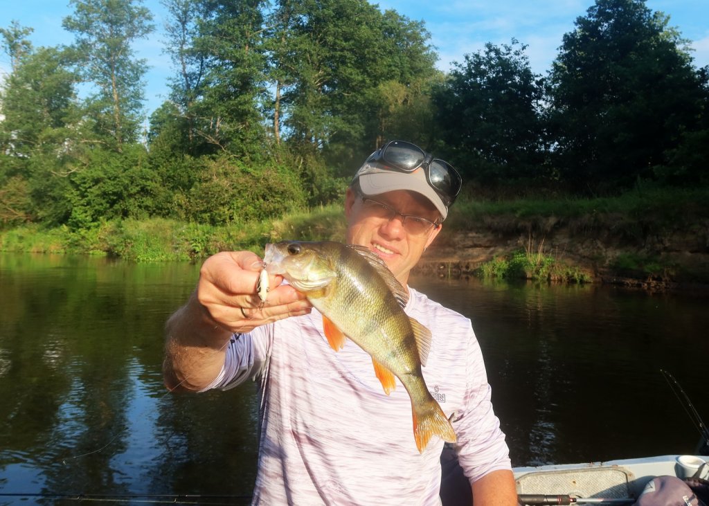 Валерий Сикиржицкий поймал окуня летом с лодки