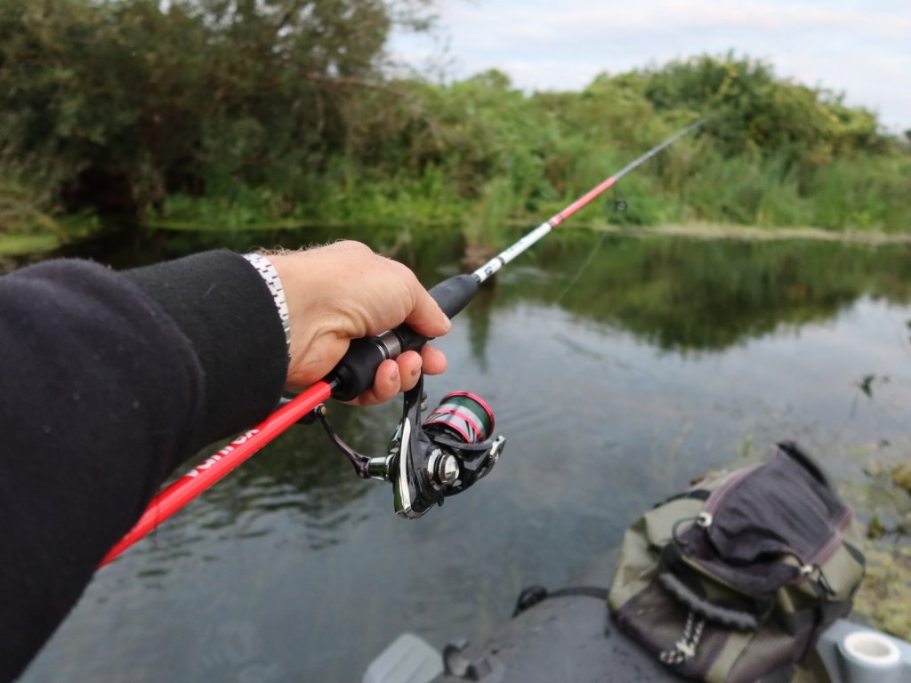 Спиннинговая снасть на фоне реки