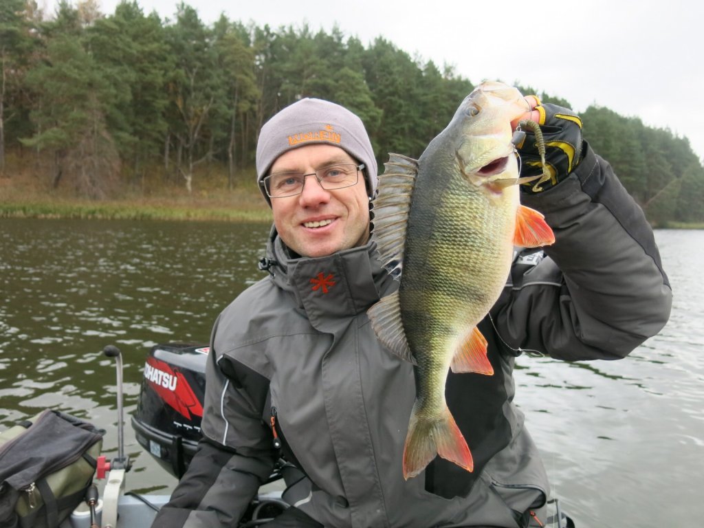 Валерий Сикиржицкий с крупным окунем в лодке