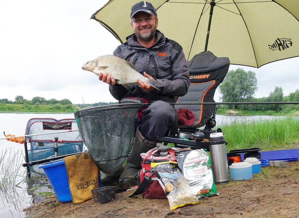 Николай Линник с лещём и оснащением для фидерной ловли
