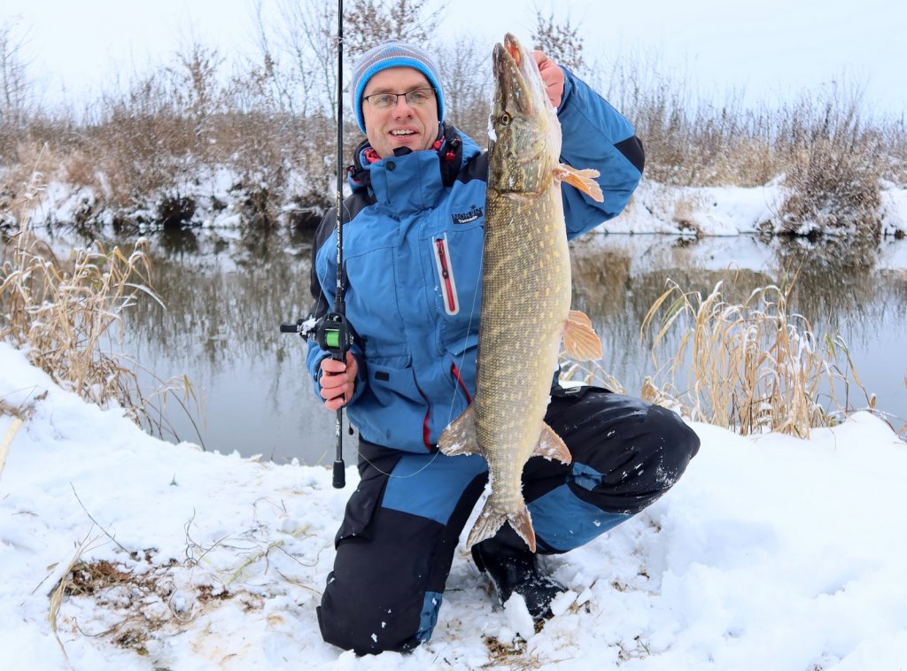 Валерий Сикиржицкий с крупной щукой на берегу реки