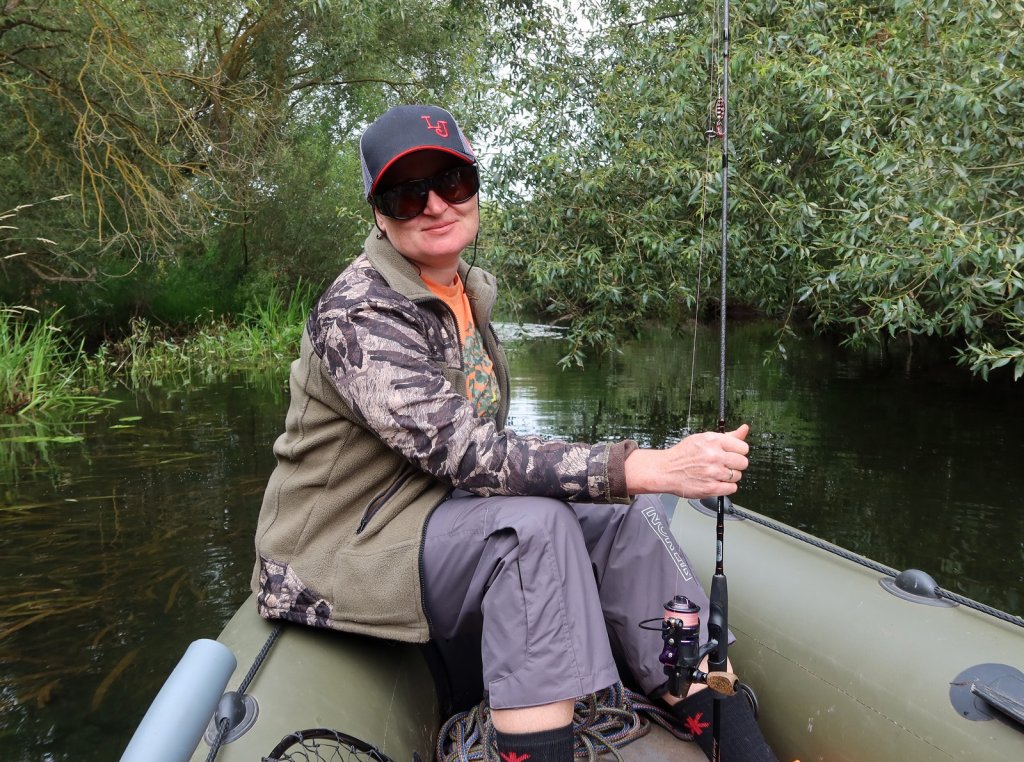 Рыбачка в лодке на речке