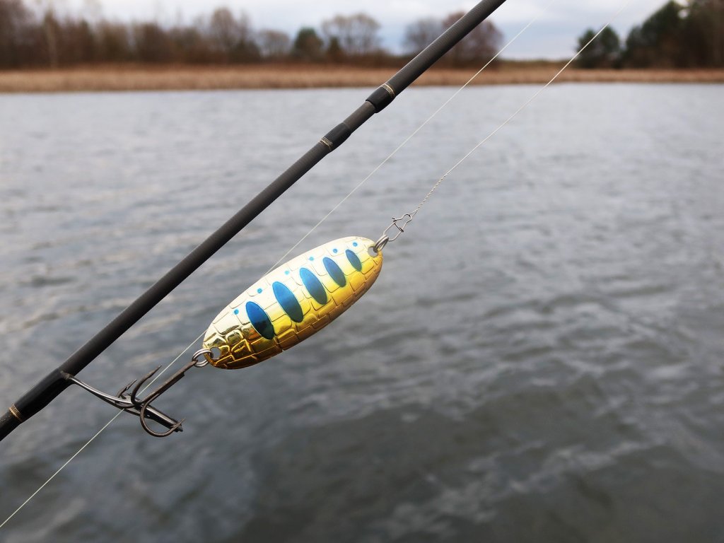 Колебалка на фоне водоёма