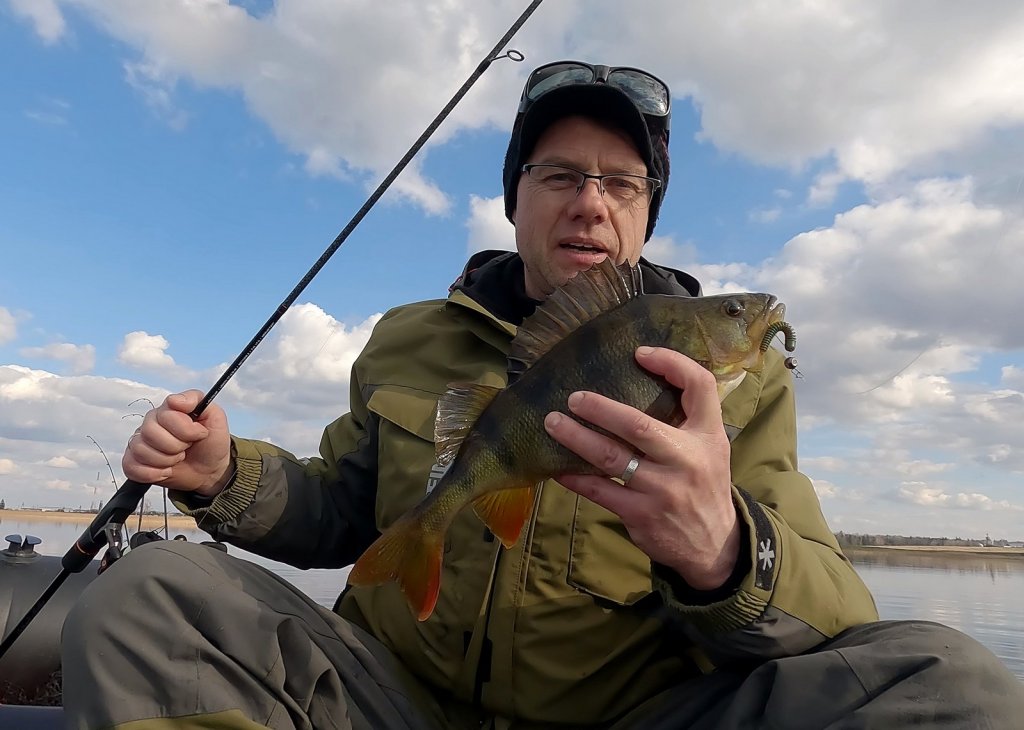 Валерий Сикиржицкий с крупным микроджиговым окунем в лодке Валерий Сикиржицкий с крупным микроджиговым окунем в лодке