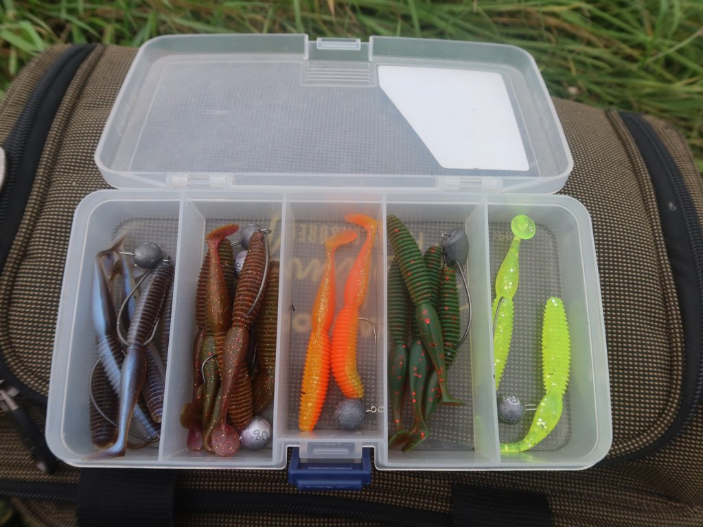 Разноцветные виброхвосты Lucky John Megaworm в коробке