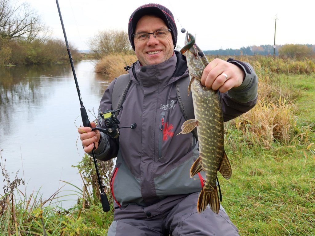 Осенняя щука клюнула у Валерия Сикиржицкого на резину