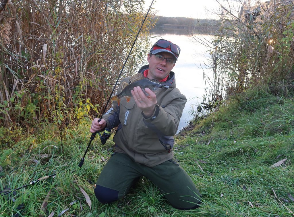 Валерий Сикиржицкий с окунем на берегу