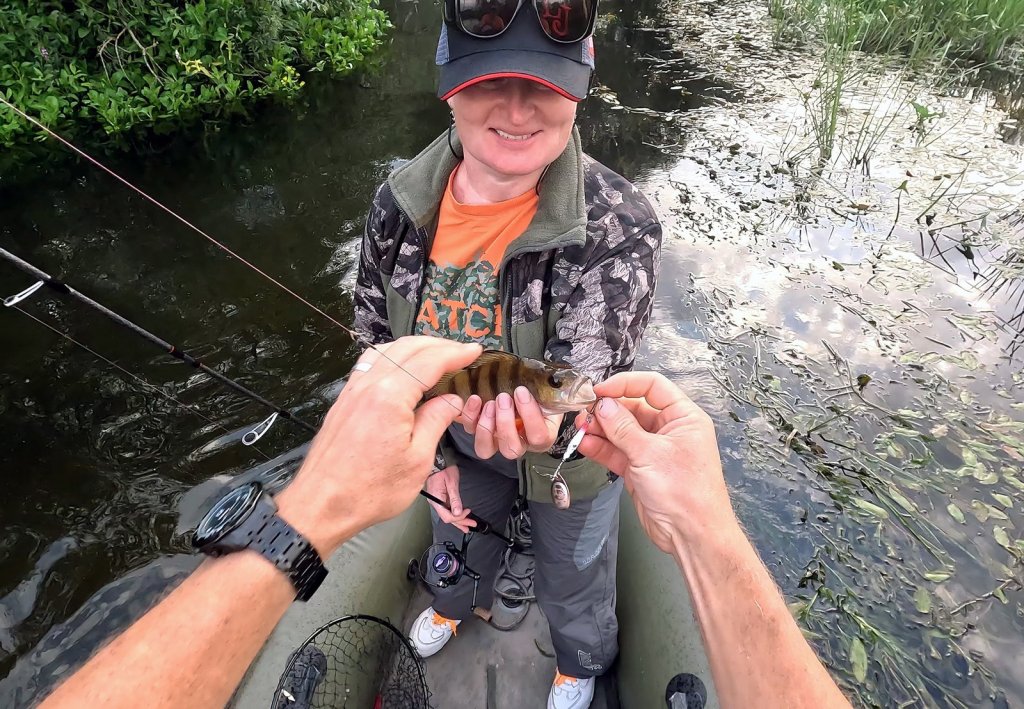 Рыбачка поймала окуня на вертушку Рыбачка поймала окуня на вертушку