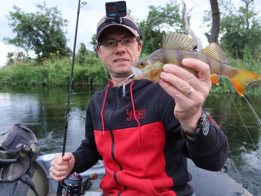 Валерий Сикиржицкий ловит окуней с лодки на вертушку