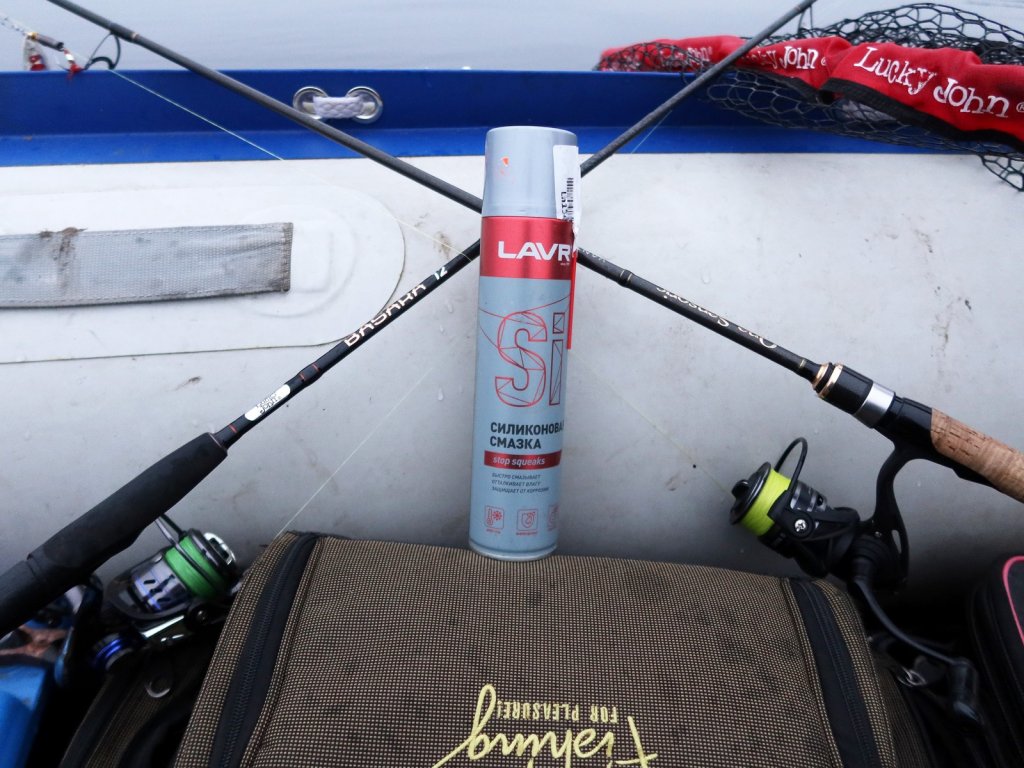 Удилища и силиконовая смазка в зимнем спиннинге
