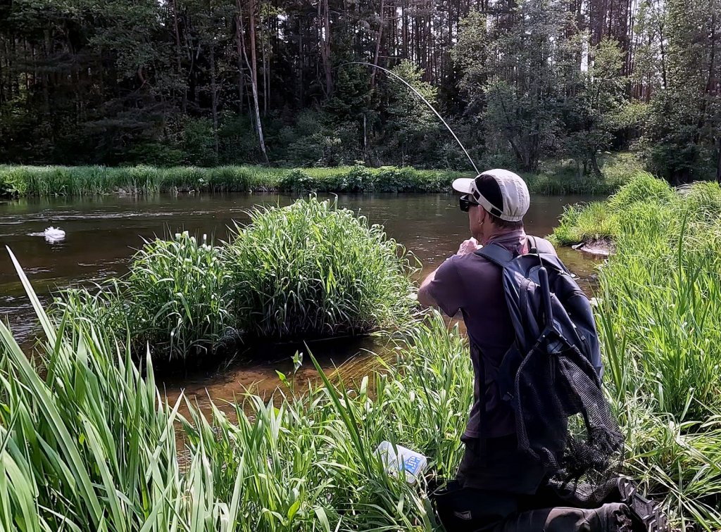 Рыболов подсёк рыбу на реке Рыболов подсёк рыбу на реке