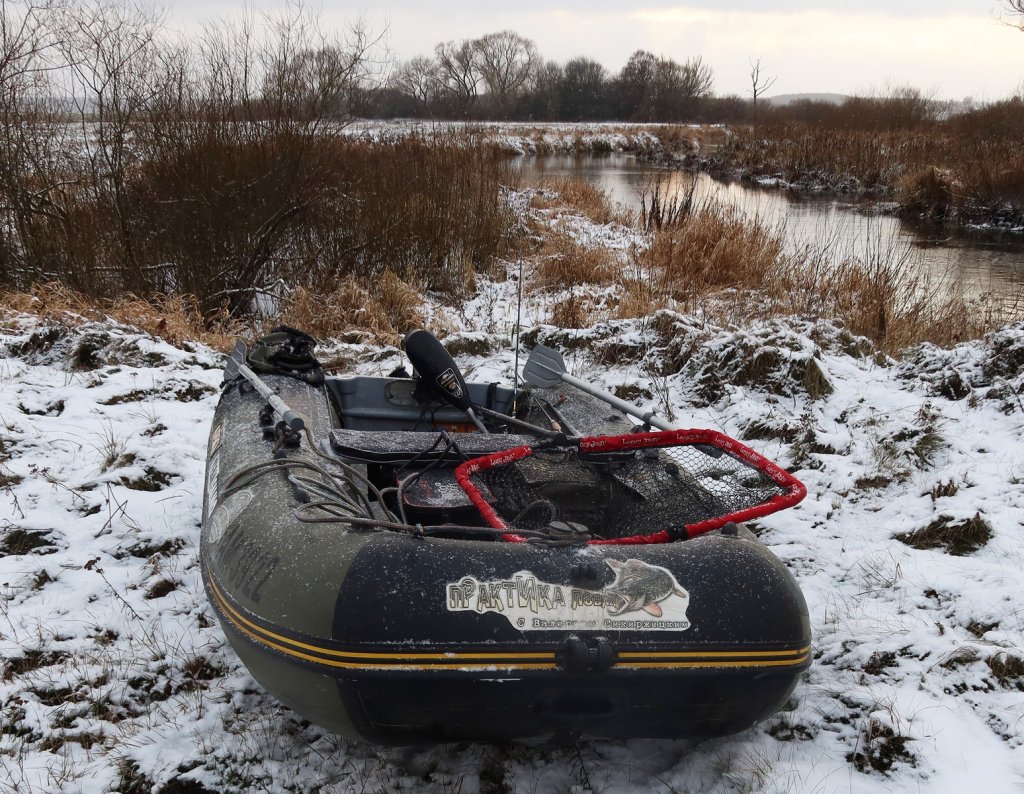 Лодка на берегу зимней реки