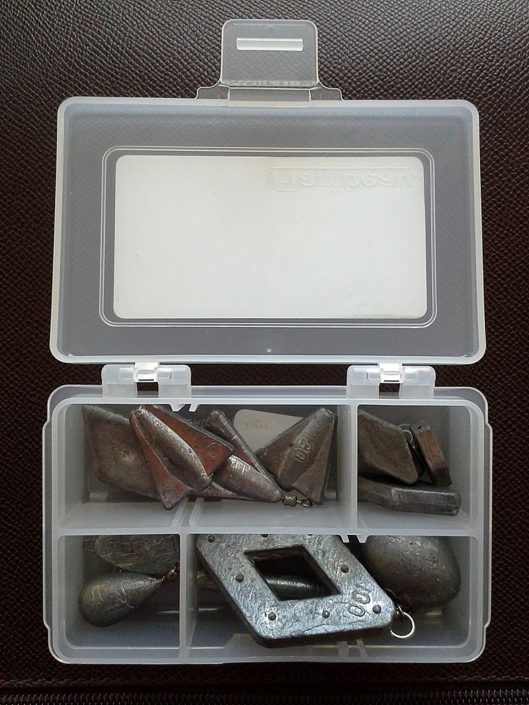 Коробка с грузилами для ловли на пикер