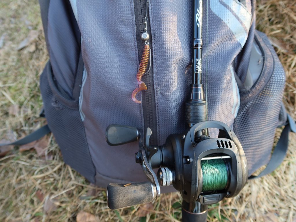 Небольшая силиконка на кастинговой снасти