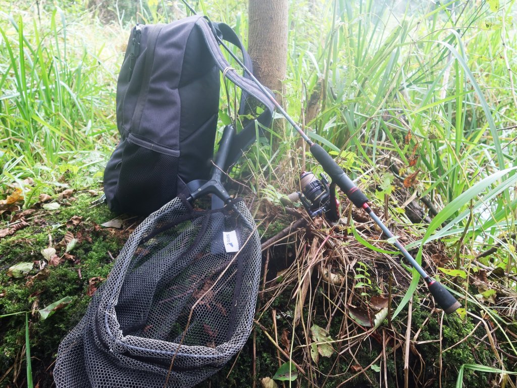 Спиннинг, рюкзак и подсачек