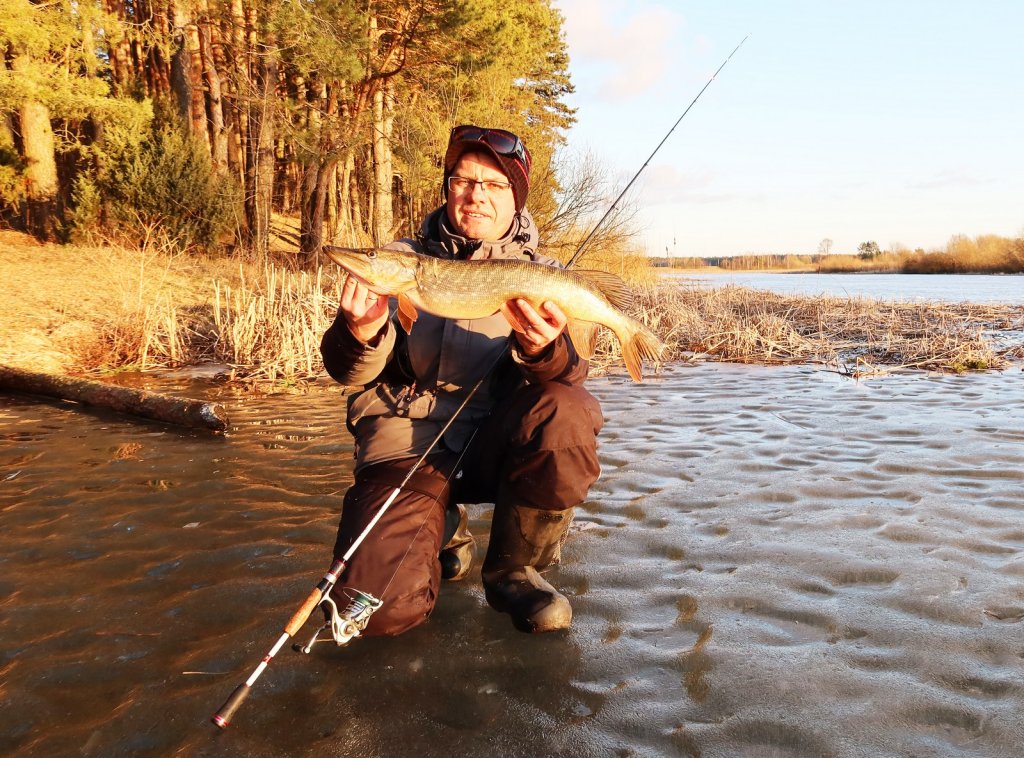 Валерий Сикиржицкий ловит щуку спиннингом зимой