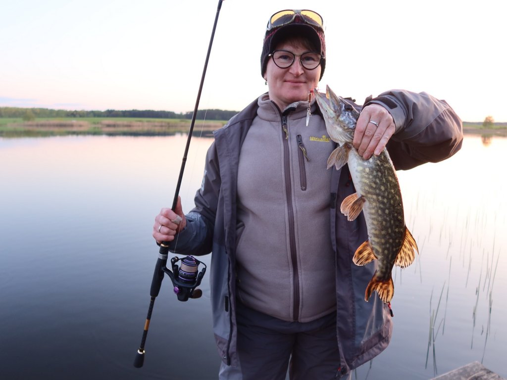 Рыбачка поймала щуку на блесну