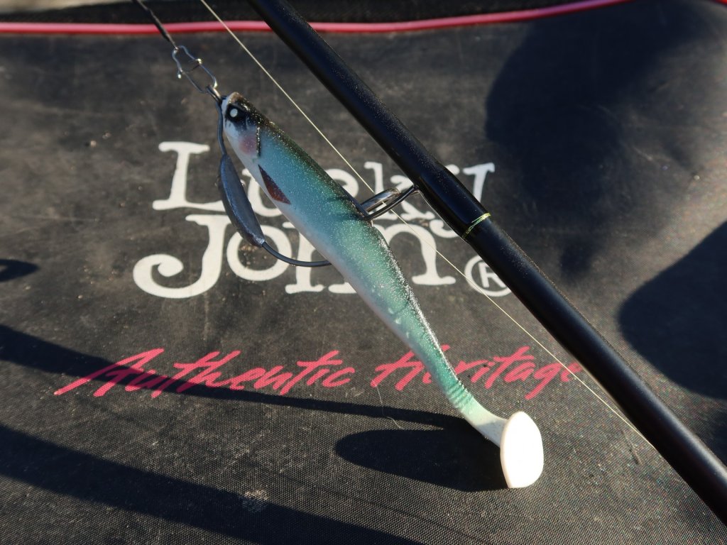 Виброхвост Lucky John Basara Soft Swim на офсетном крючке с грузом