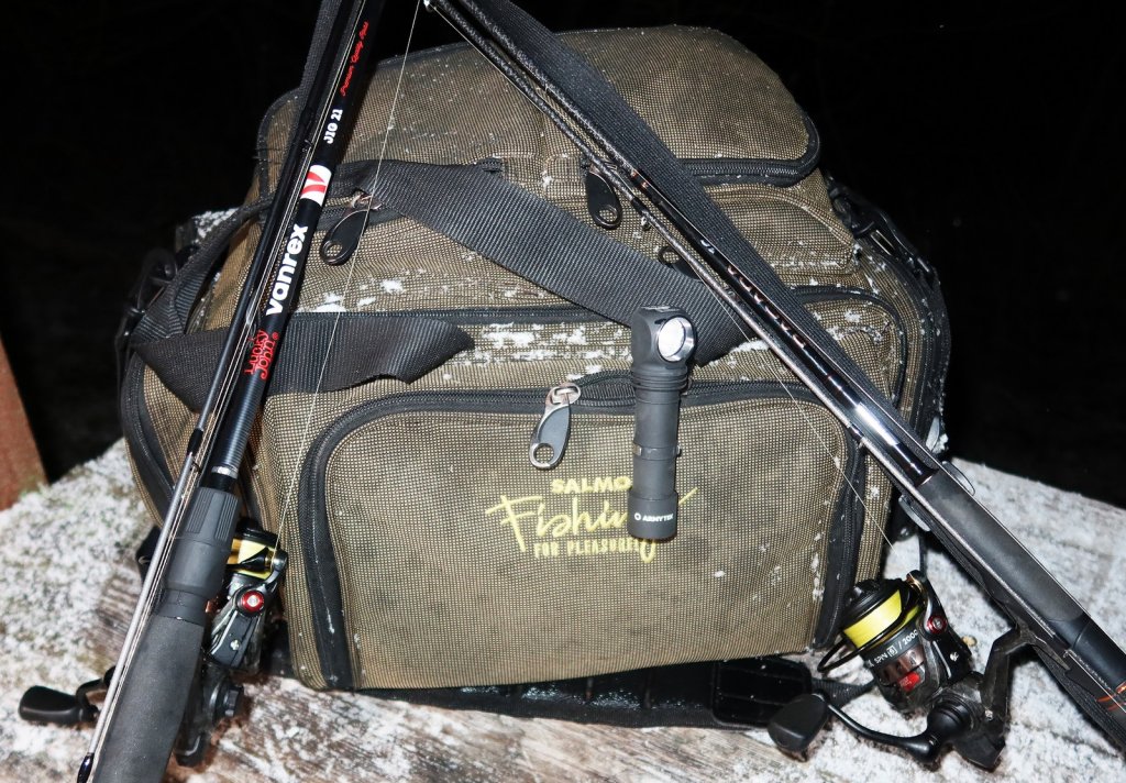 Оснащённые спиннинги и рыболовная сумка