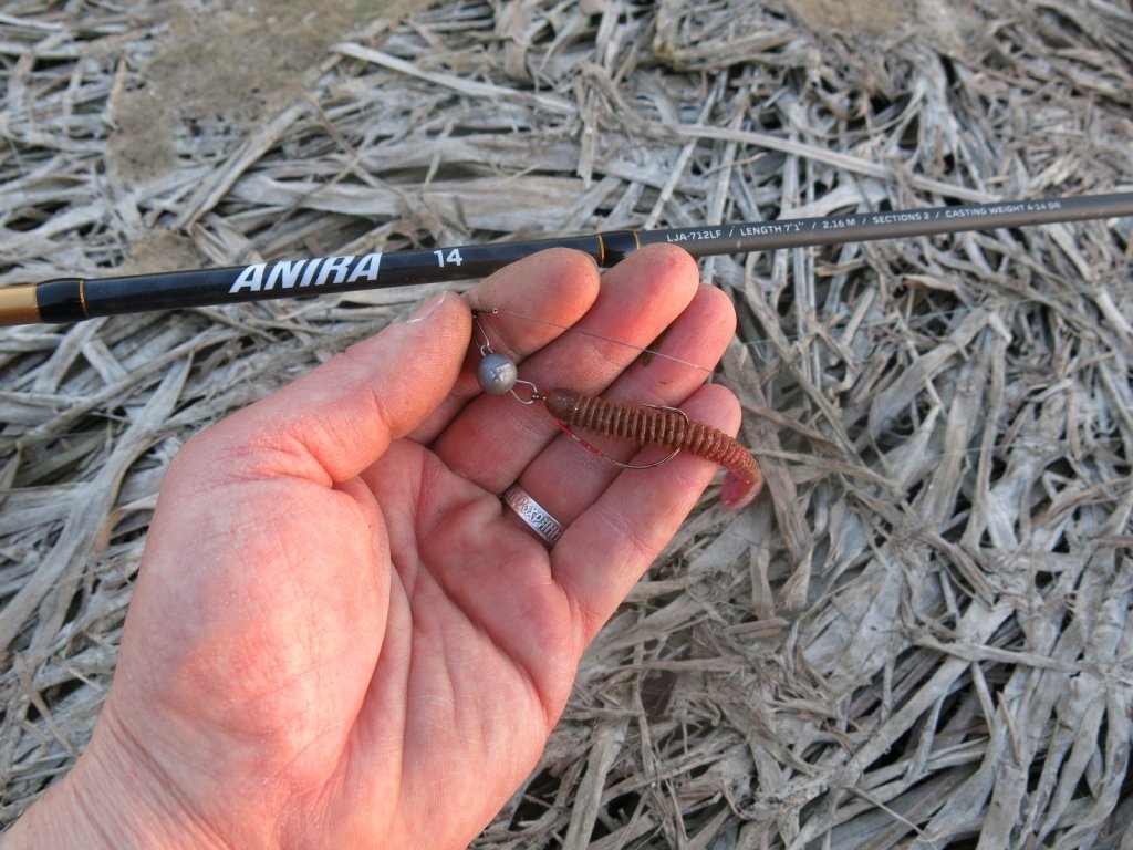Небольшой виброхвост и спиннинг Lucky John Anira 14
