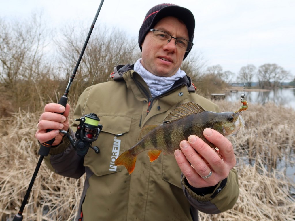 Валерий Сикиржицкий позирует с окунем
