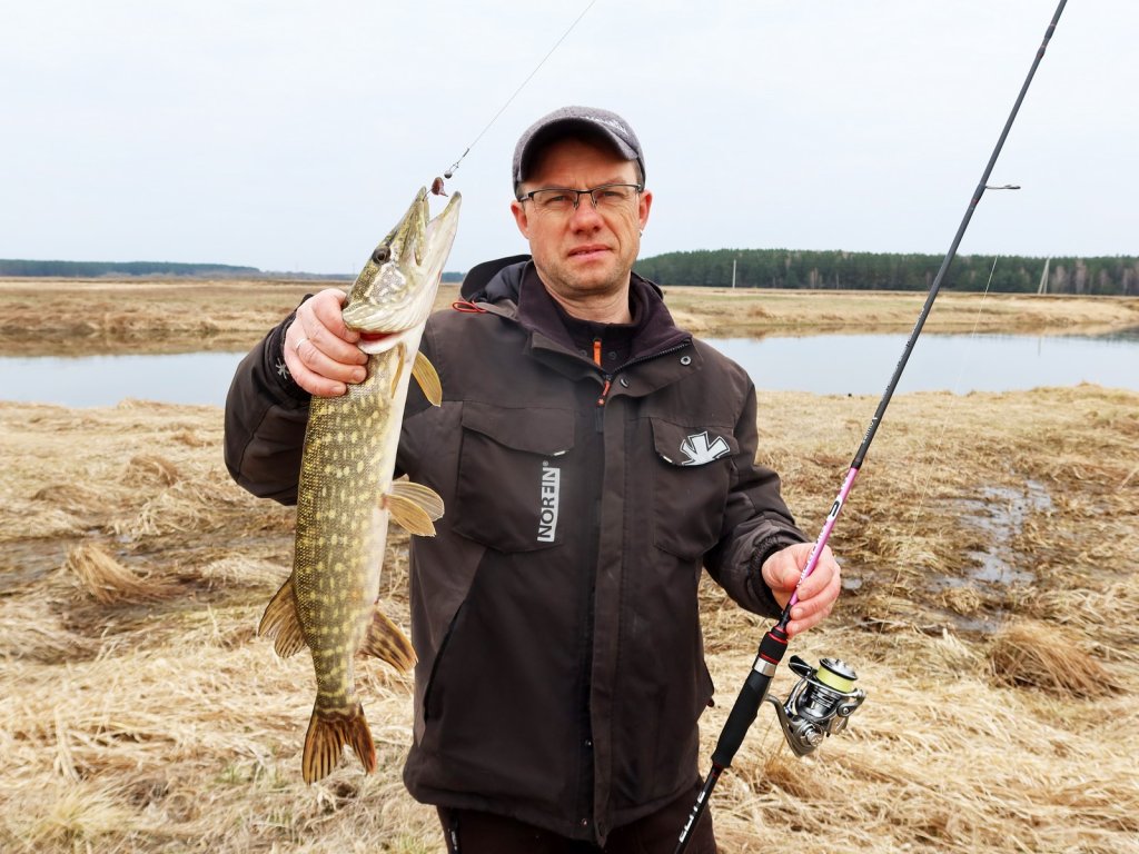 Валерий Сикиржицкий со щукой на берегу