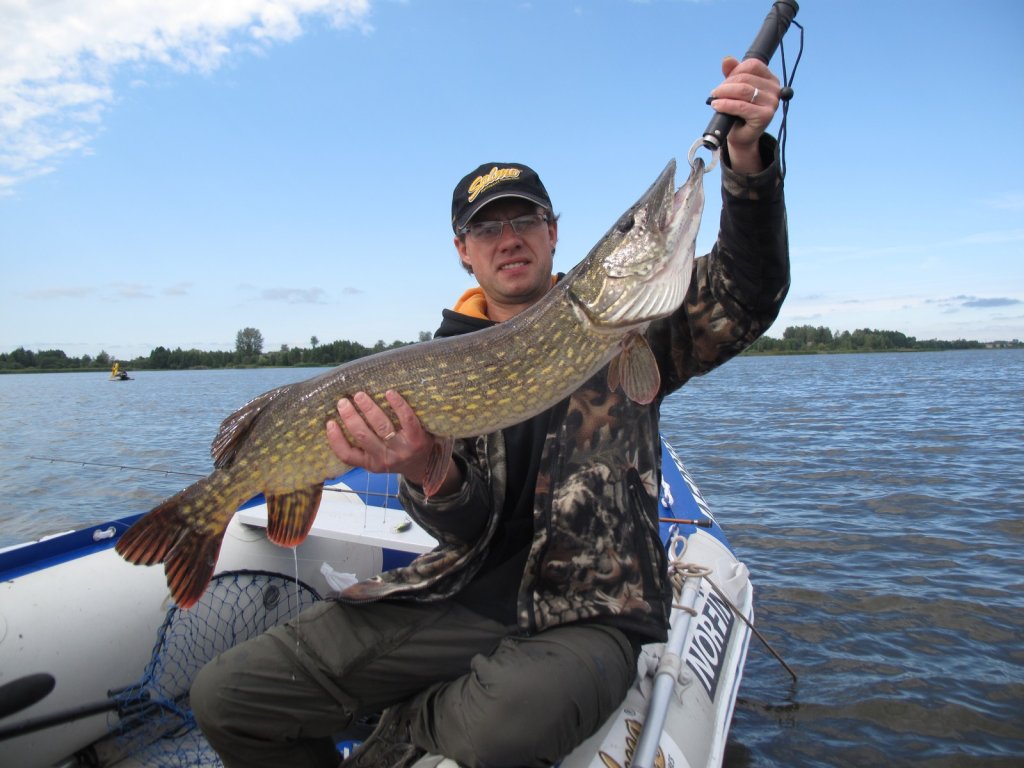 Валерий Сикиржицкий с крупной щукой в лодке Валерий Сикиржицкий с крупной щукой в лодке