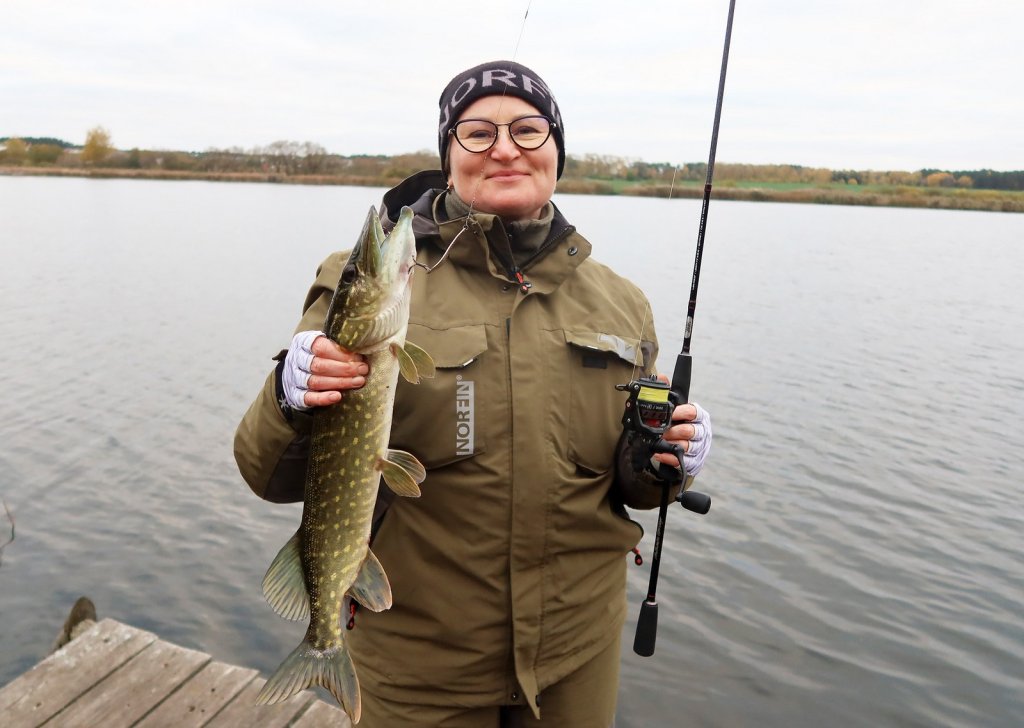 Рыбачка со щукой на мостку