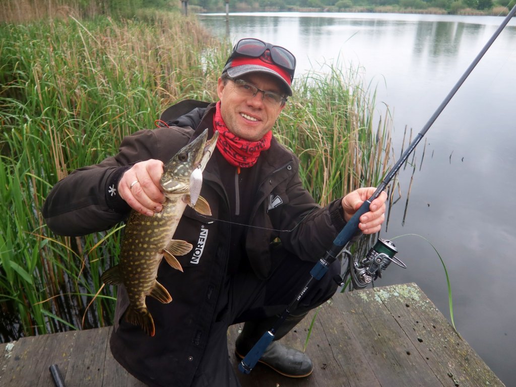 Валерий Сикиржицкий поймал щуку с мостка