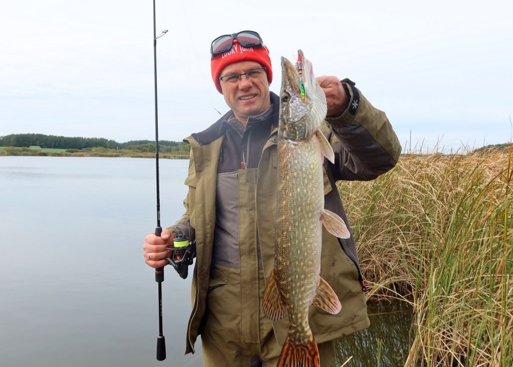 Валерий Сикиржицкий поймал щуку с берега на вертушку