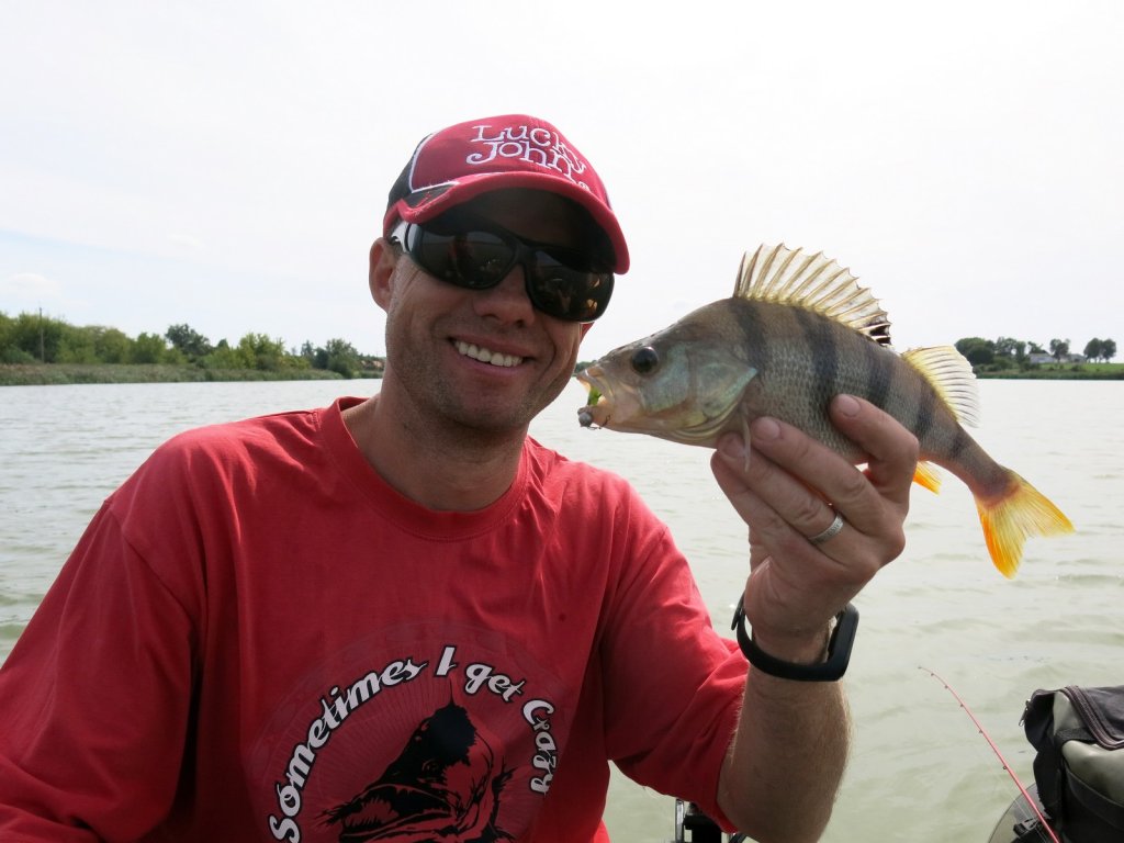 Валерий Сикиржицкий с окунем летом