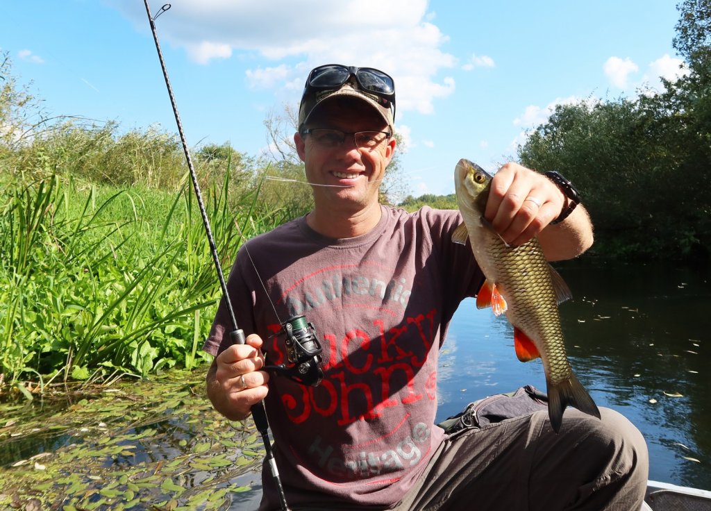 Валерий Сикиржицкий с голавлём в лодке